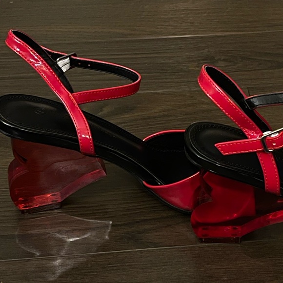 Red heart heels - Picture 3 of 5